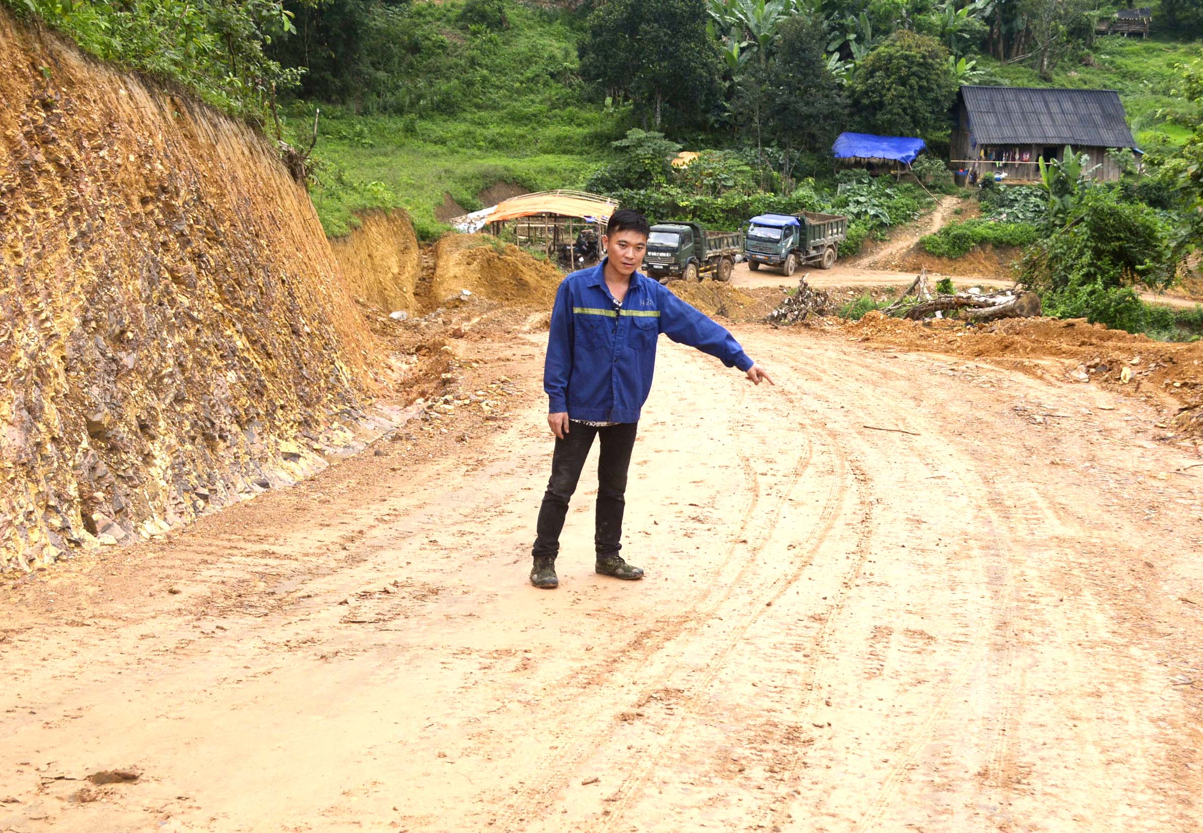 Dân bản hiến đất mở đường